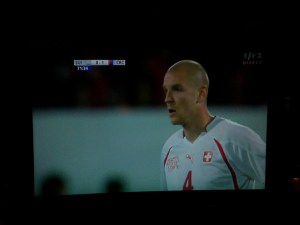Senderos preocupado durante el juego contra Costa Rica - Imágen del juego visto en TV TSR1
