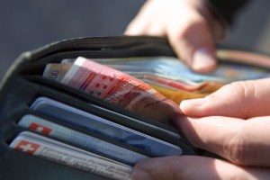 dinero en suiza aumento salarios