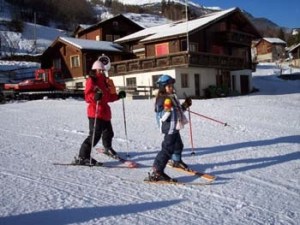 niños esquiando en Suiza