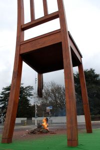 la silla rota de Ginebra contra las minas foto de Jared Bloch