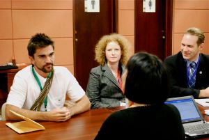 Juanes, un activista contra las minas antipersonal, escucha a la ex presidenta de la Convención sobre la Prohibición de las Minas Antipersonal, la embajadora Susan Eckey de Noruega durante la Cumbre de Cartagena - Foto de Laila Rodríguez