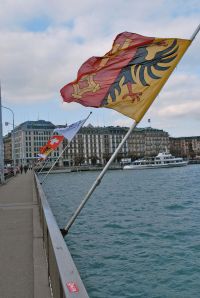 Bandera de Ginebra en el puente Mont-Blanc