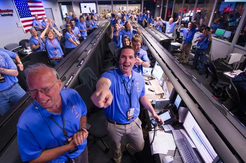 personal de la nasa celebra la llegada del robot Curiosity a Marte - Foto NASA/Bill Ingalls