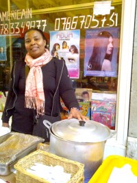 Senaida preparando los platos que vendía en Paquis