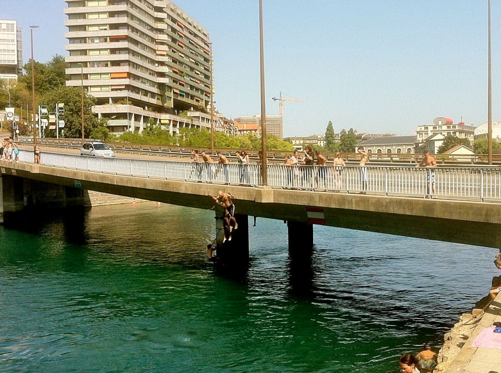 Rio Rhone nadando en Ginebra
