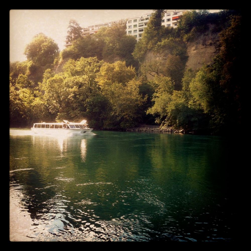 excursión en bote en el Río Rhone en Ginebra