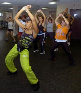Zumba es uno de las clases favoritas en gimnasios alrededor del mundo - Foto del Aerobathon Knight tomada por la Esp. Crystal Abbott /10th PCH US Army.