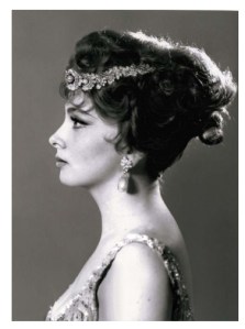 Gina Lollobrigida usando algunas de las joyas de Bulgari hechas en 1954 que subastó en Ginebra - Foto de Sotheby's