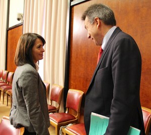 Gabriela Sotomayor entrevistando al Presidente del CICR Gabriela Sotomayor