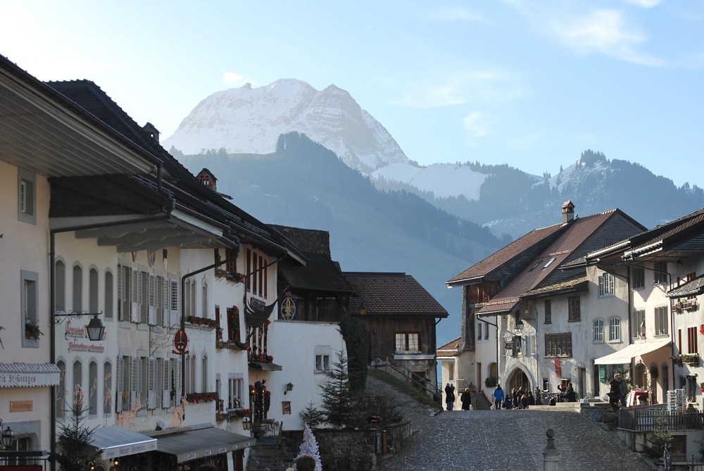 Una escena en la Ciudad de Gruyere en Suiza