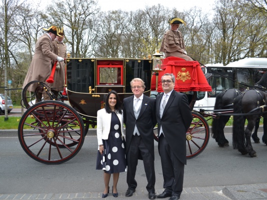 Embajador Juan Jose Quintana y el Rey Wilhem de Holanda - Foto cortesía de la Embajada de Colombia ante Holanda.