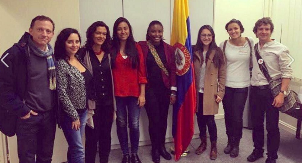 Foto del jurado de votación en Ginebra, Suiza, encargado de salvaguardar el proceso electoral del Plebiscito del 2 de octubre en Colombia.