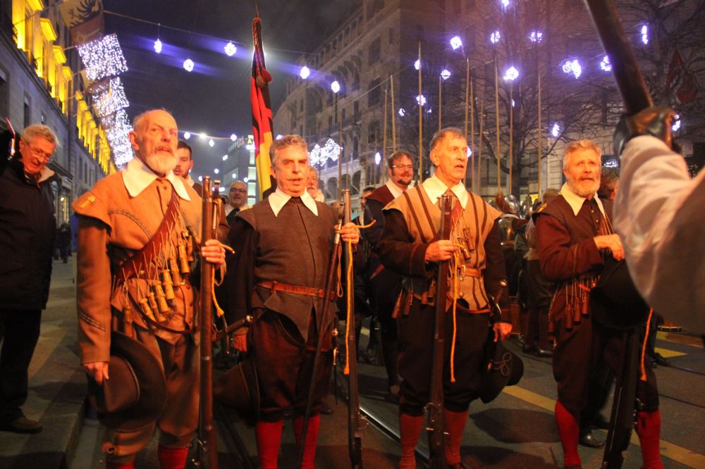 Desfile histórico de la Escalade en Ginebra Suiza con la participación de miles de ginebrinos